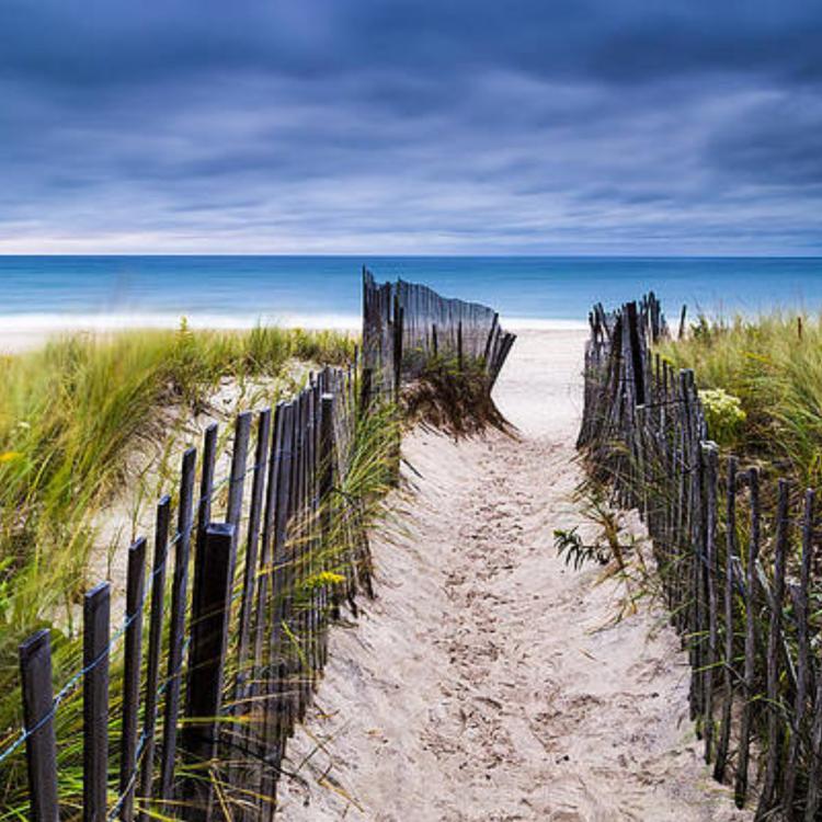 The path that leads to the sea from the side of the house