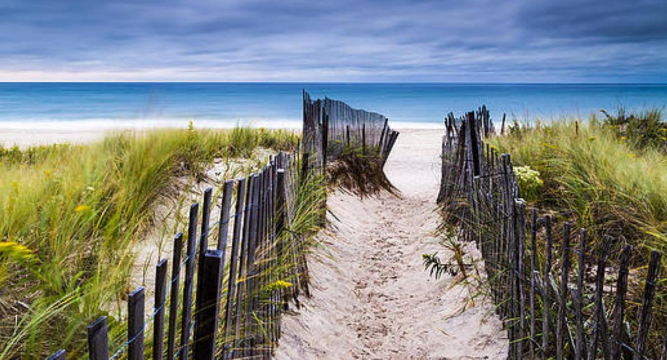 The path that leads to the sea from the side of the house